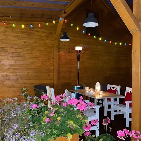 Forest House With Outdoor Hot Tub Nyaraló